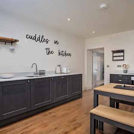 Paradise Square Remodelled 18th Century Ground Floor Apartment Sheffield
