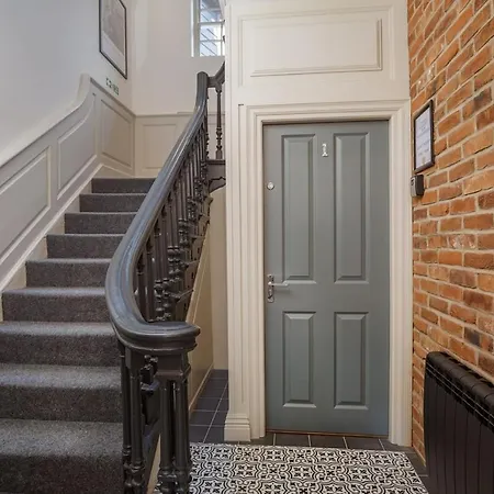 Apartment Paradise Square Remodelled 18th Century Ground Floor