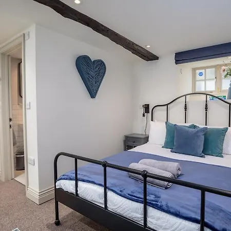 Paradise Square Remodelled 18th Century Ground Floor Apartment
